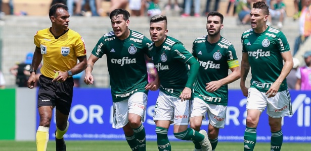 Jogadores do Palmeiras reclamam com árbitro no Pacaembu - Marcello Zambrana/AGIF