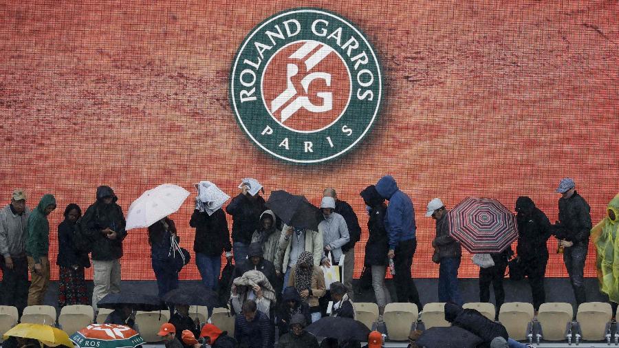 Torcedores deixam a quadra de Roland Garros com início da chuva - Thomas SAMSON / AFP