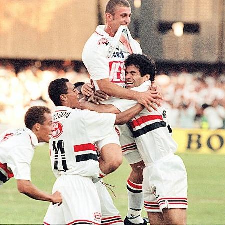 Raí comemoram primeiro gol do São Paulo na final do Paulista de 1998