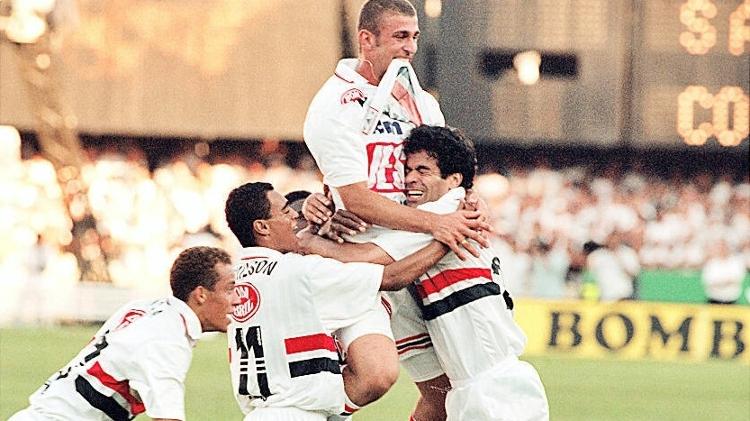 São-paulinos comemoram um dos gols da decisão do Campeonato Paulista de 1998 - Ormuzd Alves/Folhapress