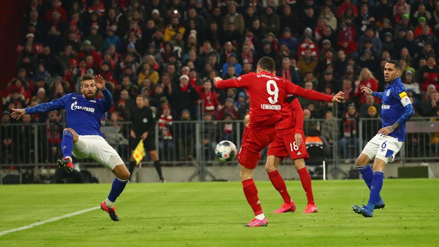 Lewandowski marca o primeiro gol contra o Schalke 04 - MICHAEL DALDER/REUTERS