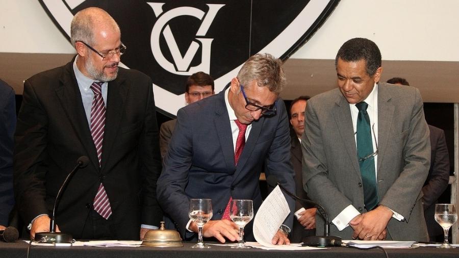 R. Monteiro (presidente do Deliberativo), Campello (presidente do Vasco) e Edmilson Valentim (presidente do Fiscal) - Paulo Fernandes / Vasco