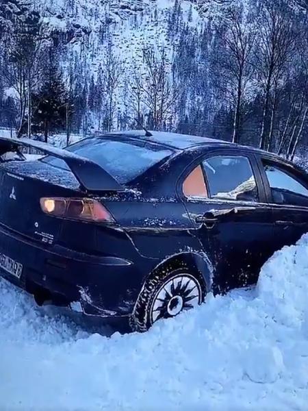 Carro de Toto Wolff, chefe da Mercedes, atolou na neve - Reprodução/Twitter