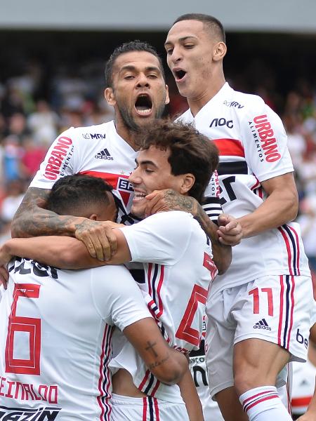 Jogadores do São Paulo comemoram gol de Daniel Alves contra o Oeste - Bruno Ulivieri/AGIF