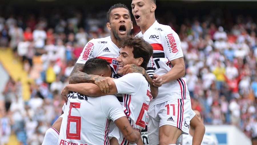 Jogadores do São Paulo comemoram gol de Daniel Alves - Bruno Ulivieri/AGIF
