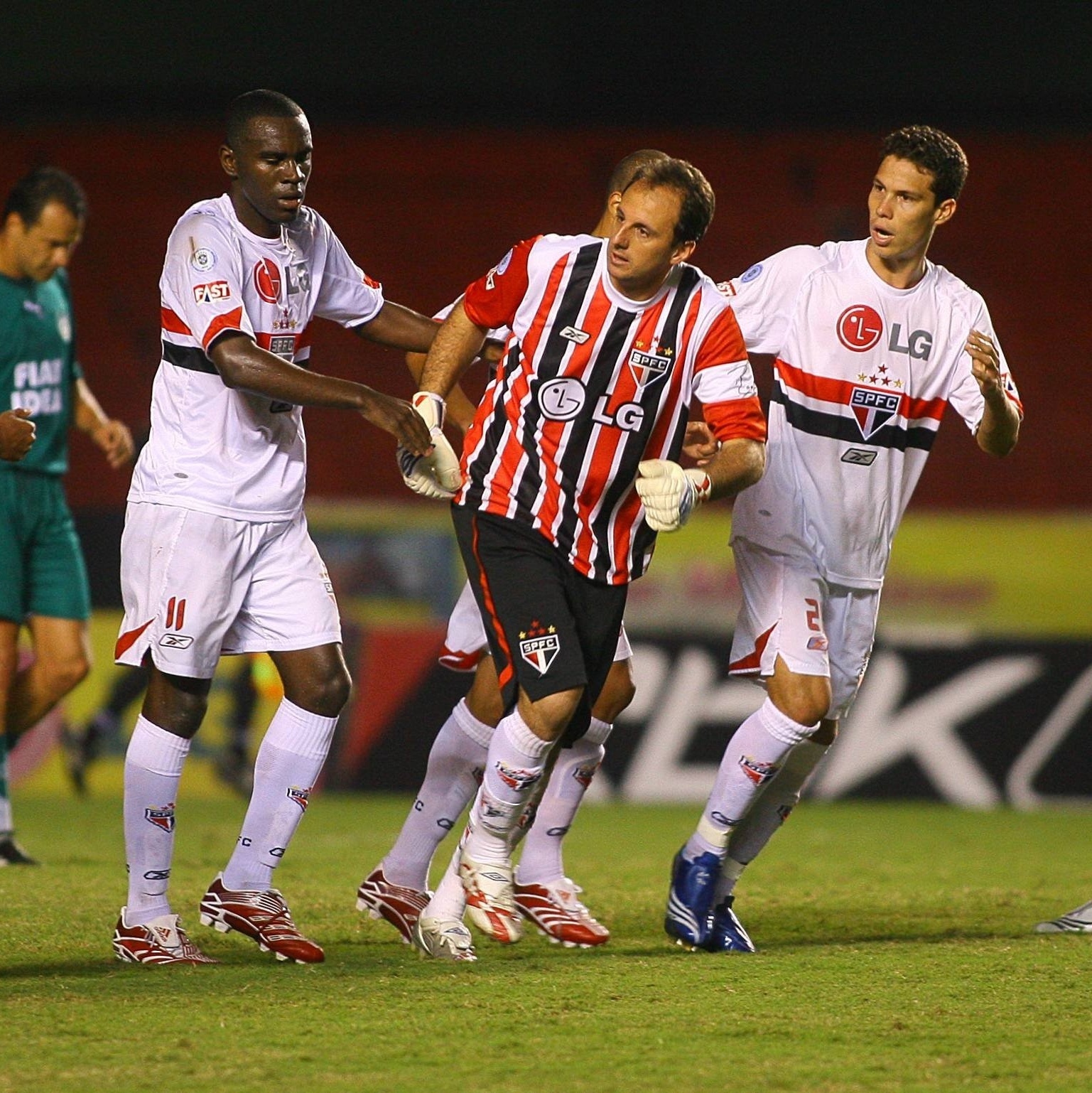 Por R$ 1.490 são-paulino pode jogar no Morumbi; com Rogério é mais