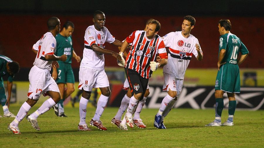 Jogadores do São Paulo comemoram gol de Rogério Ceni na vitória por 2 a 0 sobre o Goiás, em 2007 - Rubens Cavallari/Folhapress