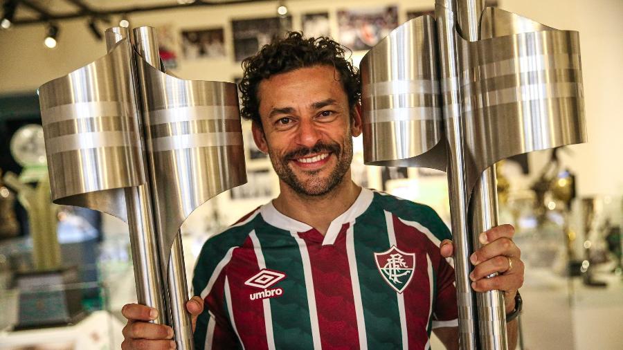 Fred posa ao lado das taças do Brasileirão em Laranjeiras, sede do Fluminense - Lucas Merçon / Fluminense F.C.
