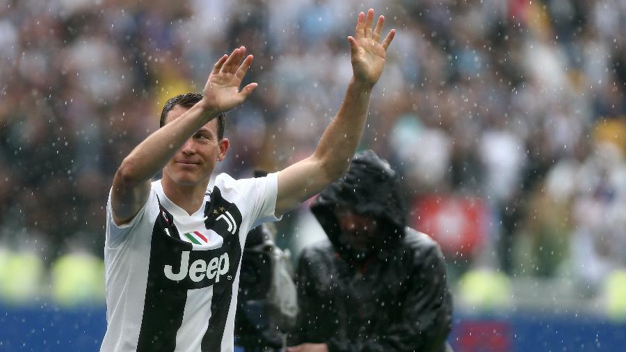 Stephan Lichtsteiner celebra vitória da Juventus no Campeonato Italiano de 2018 - Marco Canoniero/LightRocket via Getty Images