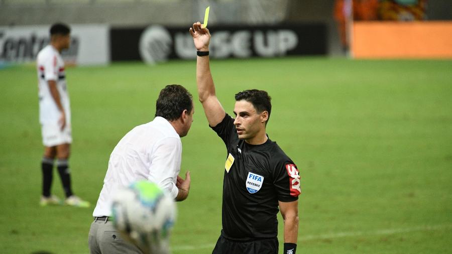 Rodolpho Toski Marques (Fifa/PR) apitou a partida entre Fortaleza e São Paulo, na noite de ontem (14) - Kely Pereira/AGIF