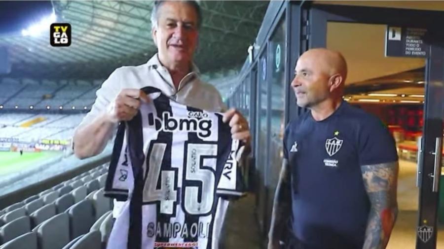 Sérgio Coelho, presidente do Galo, entrega camisa personalizada ao técnico Jorge Sampaoli - Reprodução