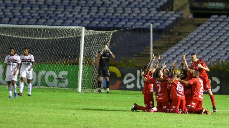 Jogadores do 4 de Julho comemoram gol contra o São Paulo pela Copa do Brasil - BENONIAS CARDOSO/FUTURA PRESS/ESTADÃO CONTEÚDO