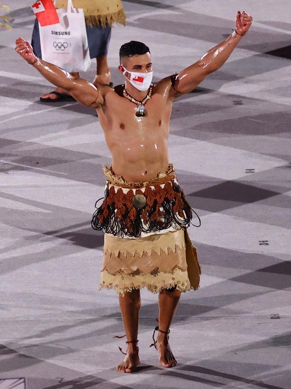 Pita Taufatofa repetiu o traje que o deixou famoso na Rio-2016
