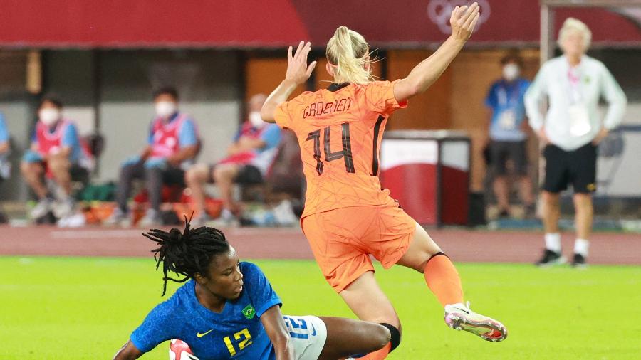 Ludmila divide com Groenen durante partida entre Brasil e Holanda pelas Olimpíadas, hoje (24) - Kohei Chibahara/AFP