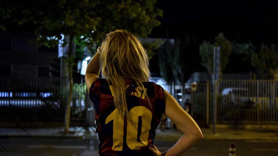 Torcedora do Barcelona na entrada do Camp Nou após anúncio de saída de Lionel Messi - AFP