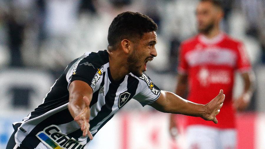 Marco Antônio comemora seu gol no duelo entre Botafogo e CRB, pela Série B do Brasileiro - Vítor Silva/ BFR