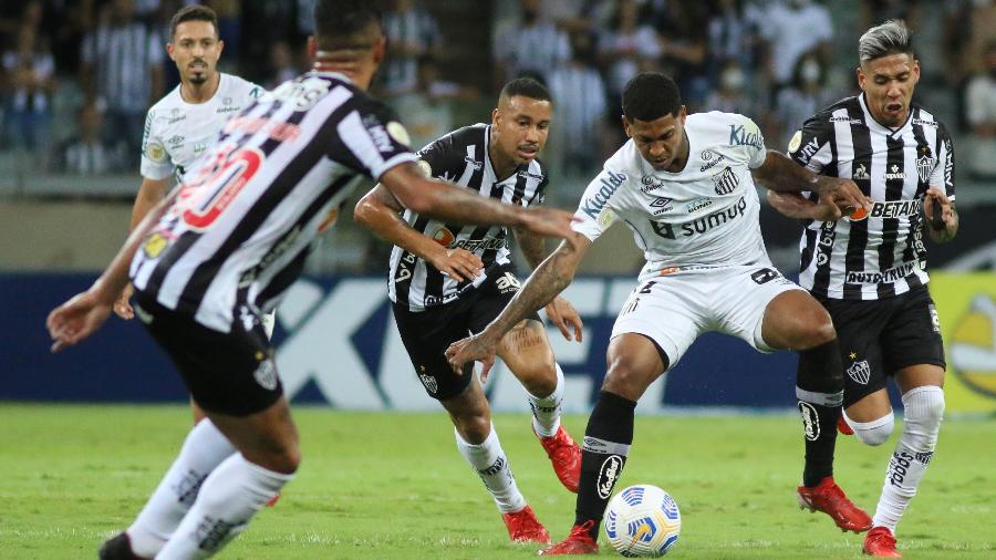 Atlético-MG venceu o Santos, por 3 a 1, no último duelo entre eles, pelo Brasileirão de 2021 - Fernando Moreno/AGIF