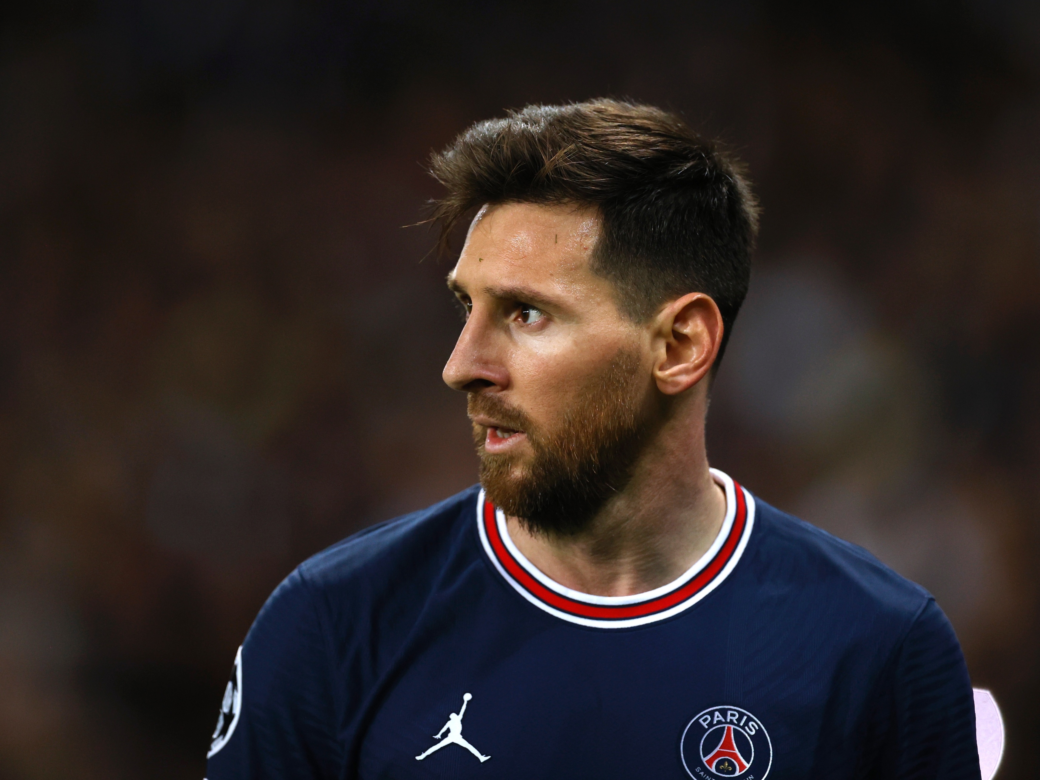 Messi é idolatrado ao final do jogo contra Reims e tira até foto