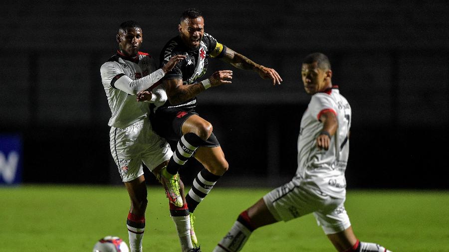 João Pedro e Leandro Castán disputam lance em Vasco x Vitória pela Série B - Thiago Ribeiro/AGIF