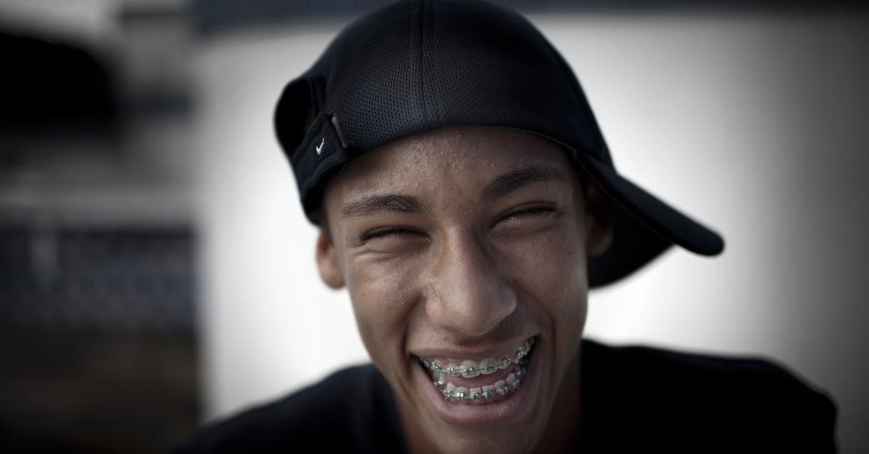 2009 - Neymar fotografado em sua casa, em Santos.