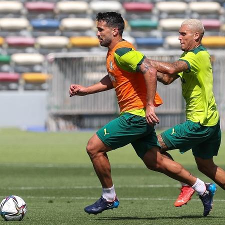 Luan e Navarro, do Palmeiras, durante treinamento no Zayed Sports City Stadium, em Abu Dhabi - Fabio Menotti/Palmeiras