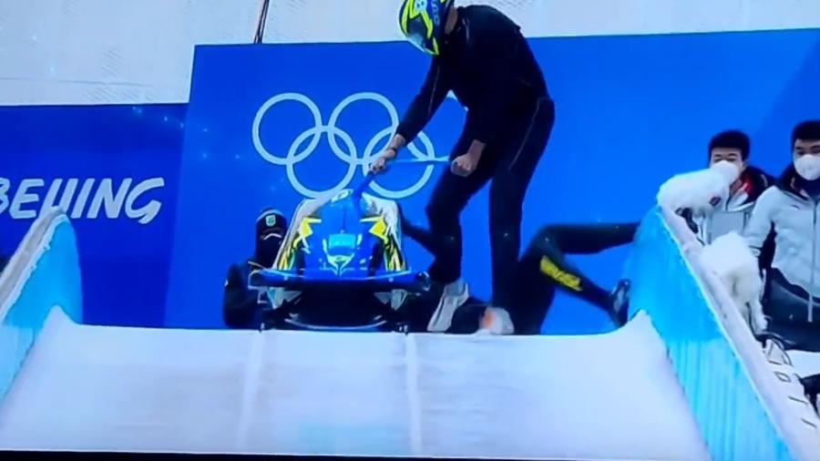 Edson Martins caiu na largada do treinamento de bobsled, nas Olimpíadas de Inverno de Pequim - Reprodução