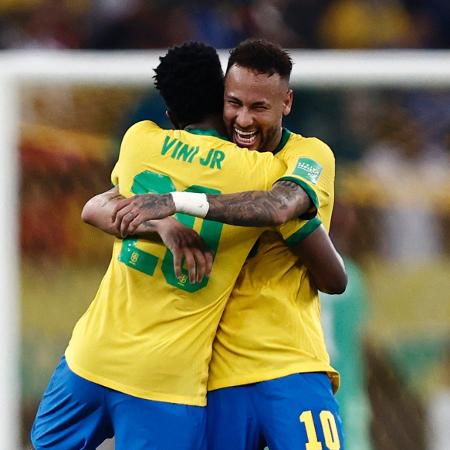 Neymar abraça Vini Jr depois de gol marcado pela seleção brasileira contra o Chile em março de 2022 - Buda Mendes/Getty Images