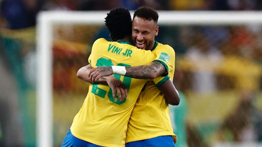 Neymar abraça Vini Jr depois de gol marcado pela seleção brasileira contra o Chile em março de 2022 - Buda Mendes/Getty Images