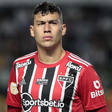 Nahuel Ferraresi, zagueiro do São Paulo, em partida contra o Santos, pelo Campeonato Brasileiro 2022
