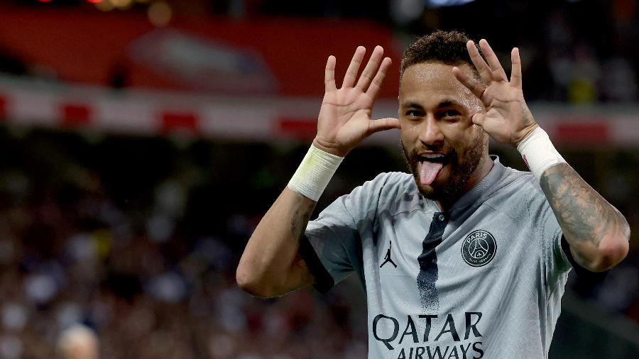 Neymar comemora gol marcado pelo PSG contra o Lille no Campeonato Francês - Rico Brouwer/Soccrates Images/Getty Images