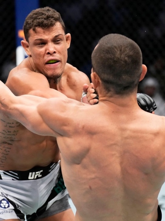 Brasileiro luta com inteligência, supera rival e segue invicto no UFC