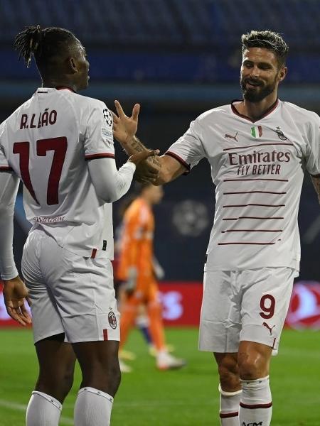 Olivier Giroud comemora gol com Rafael Leão, em jogo contra o Dìnamo Zagreb, pela Liga dos Campeões - Claudio Villa/AC Milan via Getty Images