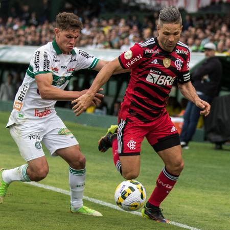 Natanael e Diego Ribas disputam a bola em Coritiba x Flamengo, jogo do Campeonato Brasileiro - Robson Mafra/AGIF