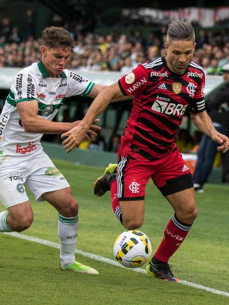 Natanael e Diego Ribas disputam a bola em Coritiba x Flamengo; minutos antes de ser substituído, Diego cometeu pênalti em Régis, lance que definiu a vitória do Coritiba - Robson Mafra/AGIF