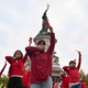 Ativistas penduram bandeiras com mensagem 'Fifa mata' em ponte de Paris