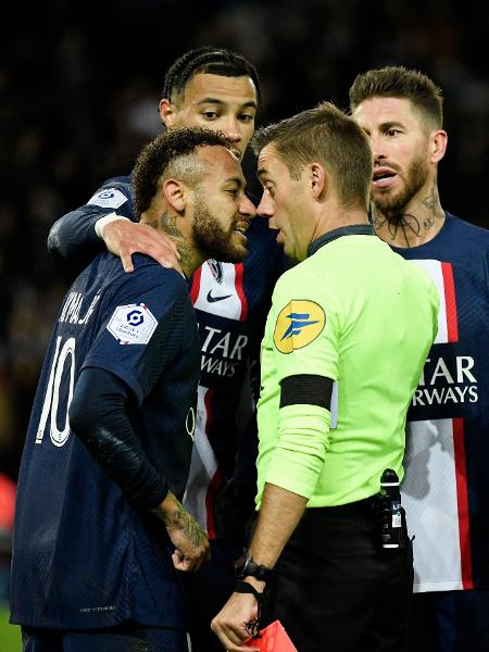 Neymar reclama com a arbitragem após ser expulso, durante PSG x Strasbourg - JULIEN DE ROSA/AFP