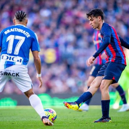 Gavi disputa a bola com Braithwhaite, durante Barcelona x Espanyol - Reprodução/Twitter/Barcelona