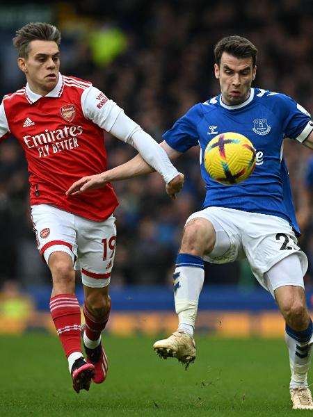 Leandro Trossard, do Arsenal, e Seamus Coleman, do Everton, disputam bola durante partida do Campeonato Inglês. - PAUL ELLIS/AFP