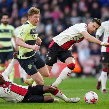 De Bruyne, do Manchester City, encara marcação de jogadores do Southampton em jogo da Premier League - Tom Flathers/Manchester City FC via Getty Images