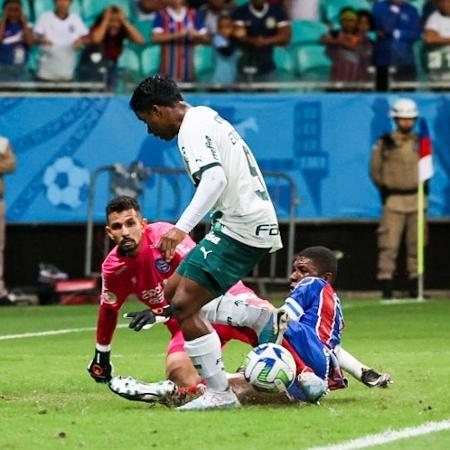 Endrick, do Palmeiras, tenta finalizar durante o jogo contra o Bahia, pelo Brasileirão - San Jr/Agência Estado