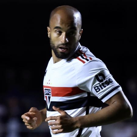 Lucas em ação durante São Paulo x LDU, jogo da Sul-Americana