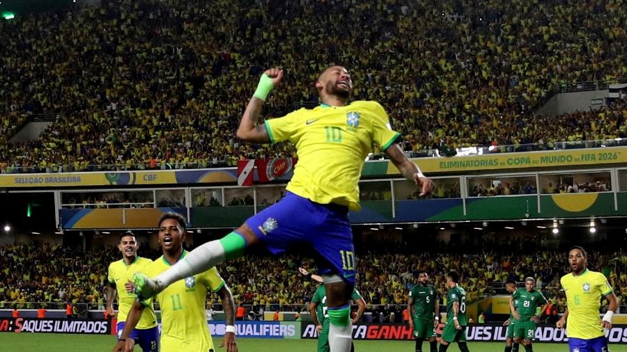 Neymar dá soco no ar ao marcar em Brasil x Bolívia; jogador tornou-se maior artilheiro da seleção brasileira