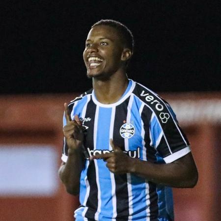 Jardiel, do Grêmio, comemora após marcar contra o Mirassol, pela Copinha