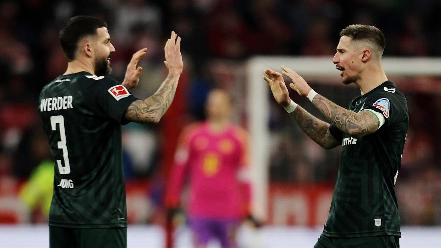 Marco Friedl e Anthony Jung celebram gol do Werder Bremen sobre o Bayern de Munique