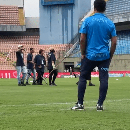 Chuva alagou gramado da Arena Barueri e funcionários precisaram utilizar rodos 