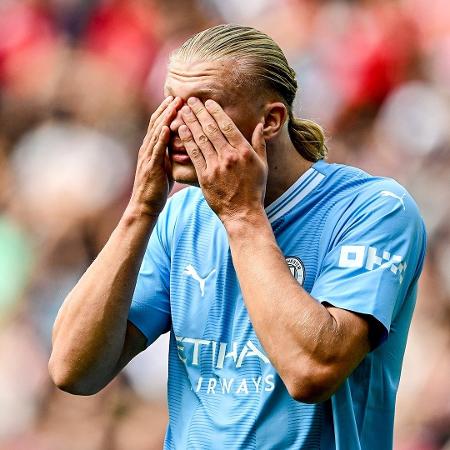 Haaland lamenta após perder lance com o gol vazio durante clássico inglês entre City e United