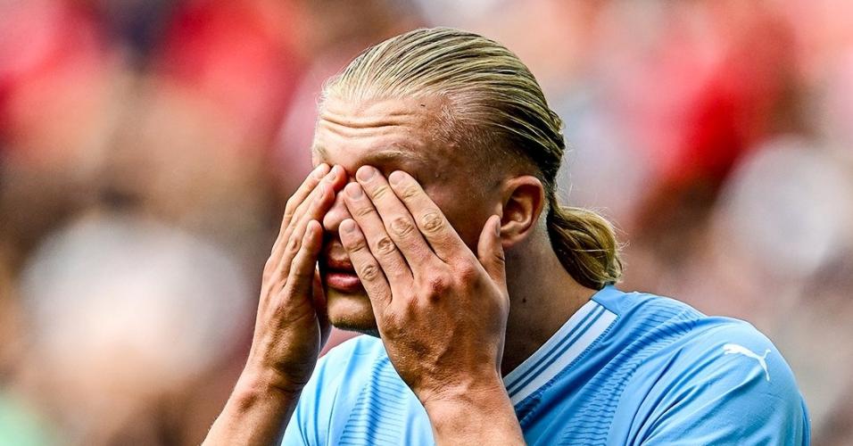 Haaland lamenta após perder lance com o gol vazio durante clássico inglês entre City e United