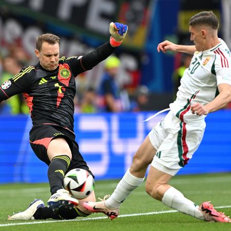 Manuel Neuer (Alemanha) e Roland Sallai (Hungria) em ação durante jogo da Eurocopa - Chris Ricco - UEFA/UEFA via Getty Images