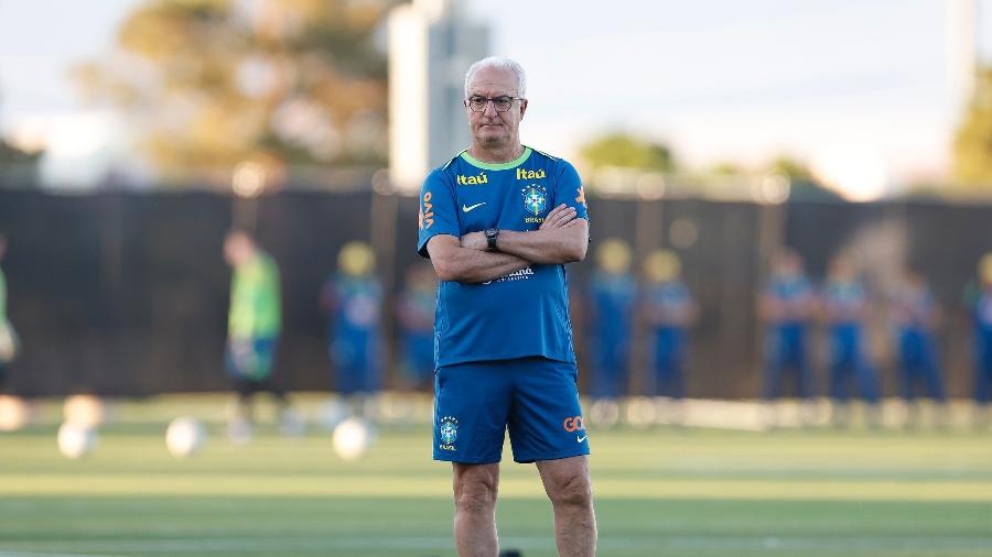 Dorival Jr durante treino da seleção brasileira