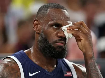 Olimpíadas: LeBron James leva quatro pontos após cotovelada de brasileiro